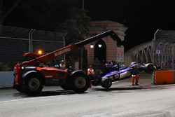 La monoposto incidentata di Marcus Ericsson, Sauber C36 viene recuperata