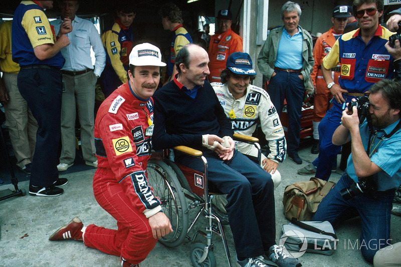 Le vainqueur Nigel Mansell avec Frank Williams, directeur Williams, et Nelson Piquet