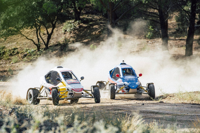 Carlos Sainz and Carlos Sainz Jr., fahren auf der Rallye-Strecke in Cebreros