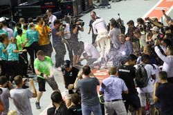 Race winner Lewis Hamilton, Mercedes AMG F1, third place Valtteri Bottas, Mercedes AMG F1 celebrate 