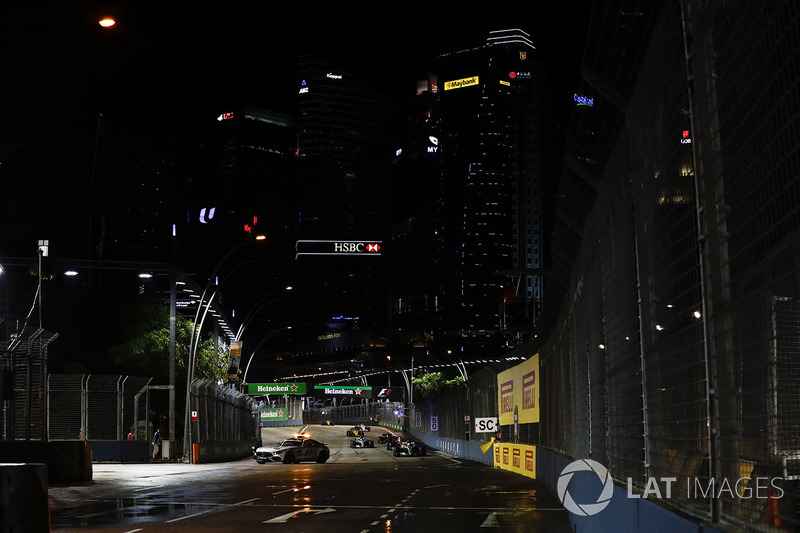 Safety car leads Lewis Hamilton, Mercedes AMG F1 W08, Daniel Ricciardo, Red Bull Racing RB13 and Val