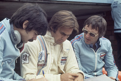 Gordon Murray and Bernie Ecclestone with Carlos Reutemann, Brabham BT44B-Ford