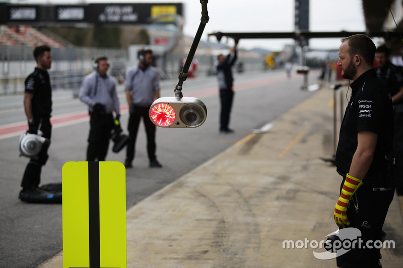 Los miembros del equipo Mercedes AMG F1 esperan la llegada de Lewis Hamilton