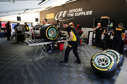 Pirelli tecnician working on Mercedes AMG F1 W08 tyres