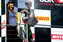 Podio: ganador de la carrera Jonathan Rea, Kawasaki Racing celebra con champagne