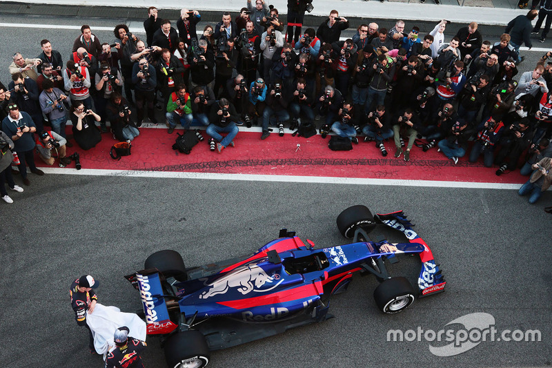 Данііл Квят, Карлос Сайнс-мол., Scuderia Toro Rosso STR12
