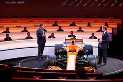 Zak Brown, directeur McLaren Technology Group, talks met Simon Lazenby bij de lancering van de McLar