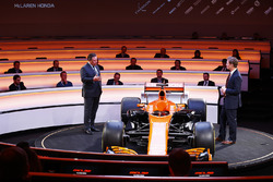 Zak Brown, directeur exécutif du McLaren Technology Group, parle au présentateur Simon Lazenby lors de la présentation de la MCL32