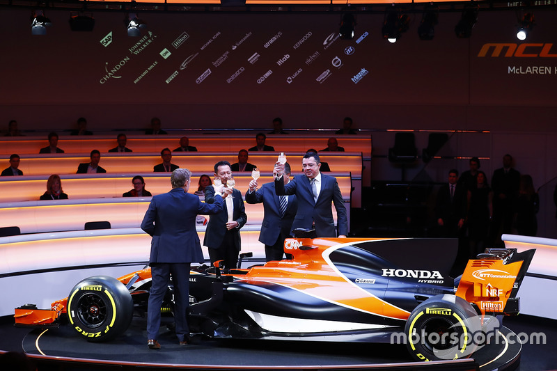 Simon Lazenby, Yusuke Hasegawa, Zak Brown, Eric Boullier und der McLaren MCL32