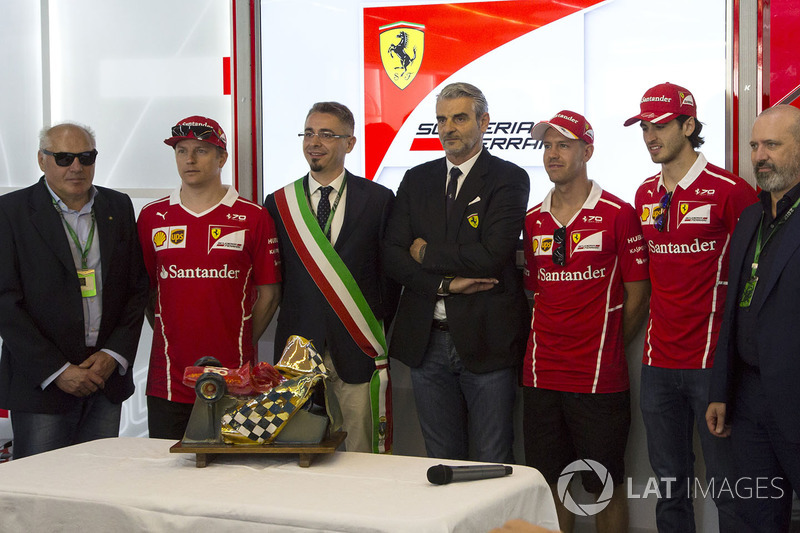 Kimi Raikkonen, Ferrari, Maurizio Arrivabene, Ferrari Team Principal, Sebastian Vettel, Ferrari and