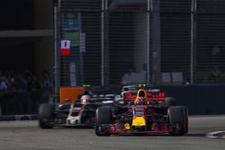 Max Verstappen, Red Bull Racing RB13 and Kevin Magnussen, Haas F1 Team VF-17