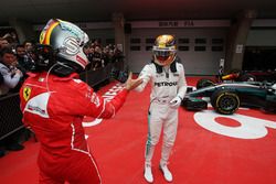 Ganador Lewis Hamilton, Mercedes AMG, felicita a Sebastian Vettel, Ferrari, en parc ferme