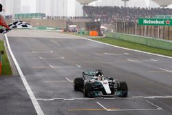 Lewis Hamilton, Mercedes AMG F1 W08, franchit le drapeau à damier