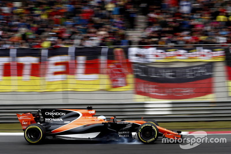 Fernando Alonso viveu mais um calvário com a McLaren e, assim como no GP da Austrália, abandonou a prova.