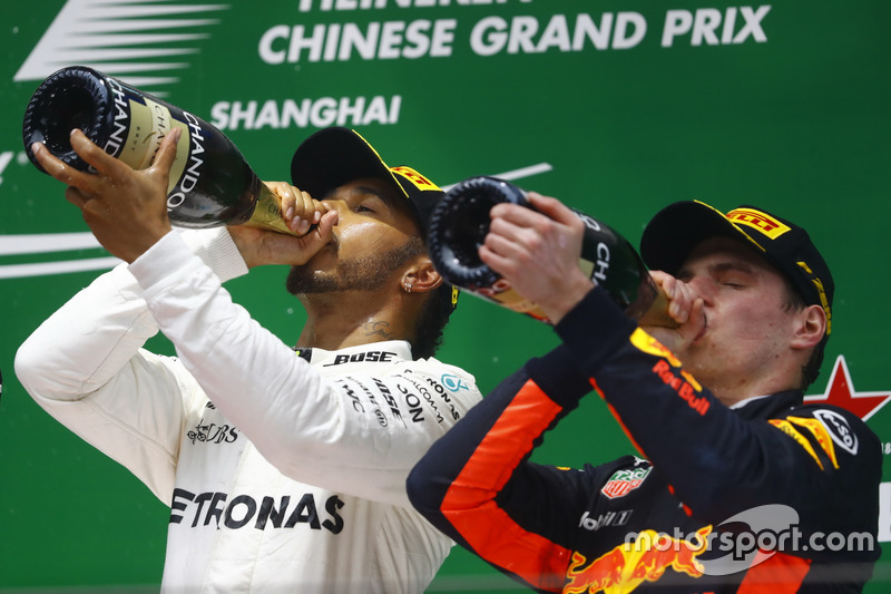 Racewinnaar Lewis Hamilton, Mercedes AMG, en Max Verstappen, Red Bull Racing, op het podium