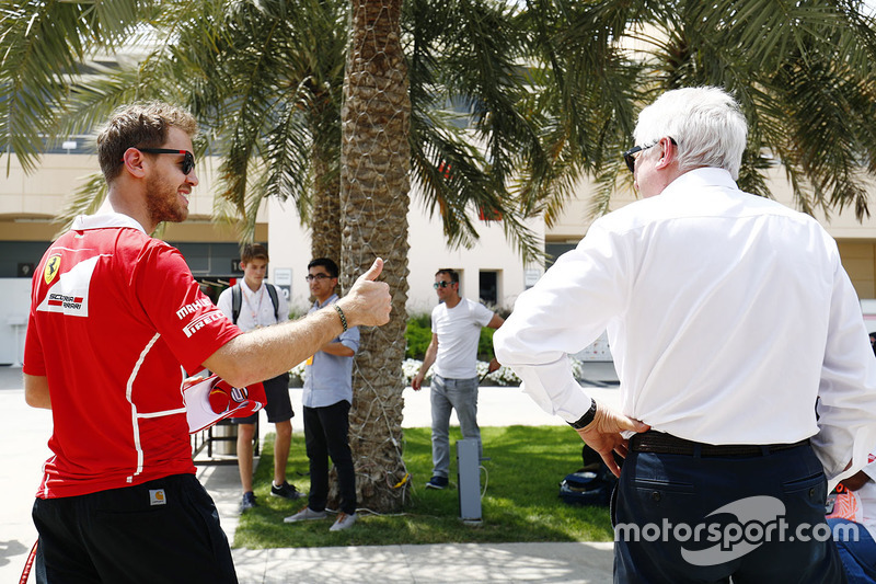 Sebastian Vettel, Ferrari, mit Charlie Whiting, FIA-Rennleiter