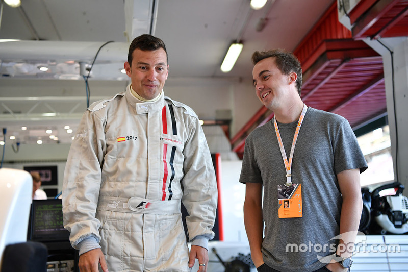 Актер Фрэнки Мунис и телеведущий NBC Уилл Бакстон, пассажиры F1 Experiences
