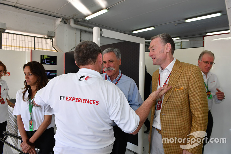 Пол Стоддарт, председатель Formula One Group Чейз Кэри и управляющий директор Ф1 по коммерческим операциям Шон Братчес