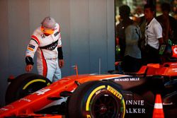 Fernando Alonso, McLaren, inspecte ses pneus dans le Parc Fermé