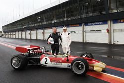 Martin Brundle en Adrian Newey met de Lotus 49B