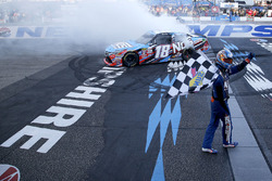 Ganador de la carrera Kyle Busch, Joe Gibbs Racing Toyota