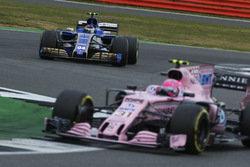 Esteban Ocon, Sahara Force India F1 VJM10, Pascal Wehrlein, Sauber C36
