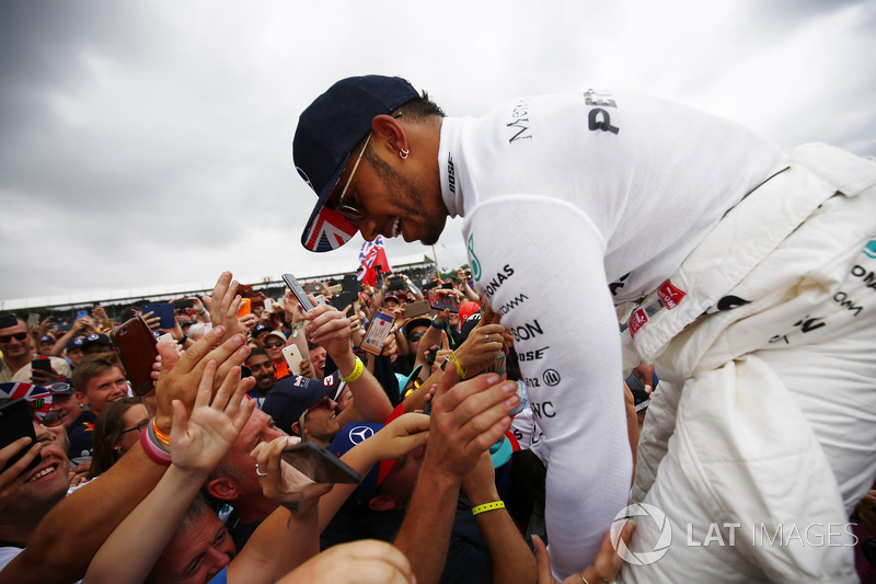 Ganador de la carrera Lewis Hamilton, Mercedes AMG F1, celebra la victoria con los aficionados