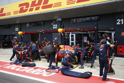 Max Verstappen, Red Bull Racing RB13, pit stop