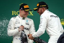 Valtteri Bottas, Mercedes AMG F1 y carrera ganador Lewis Hamilton, Mercedes AMG F1 celebra en el pod