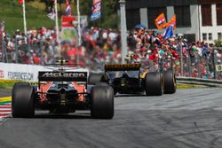 Стоффель Вандорн, McLaren MCL32, и Джолион Палмер, Renault Sport F1 Team RS17