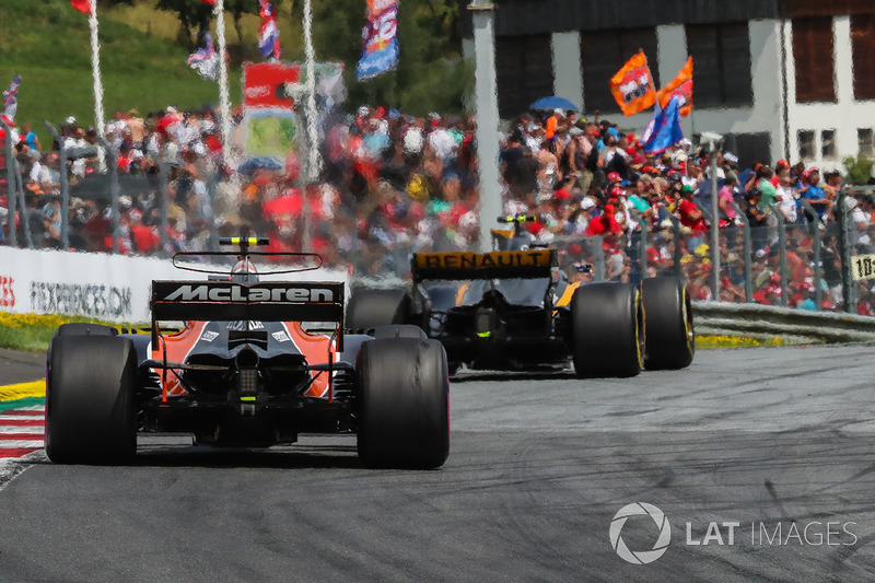 Stoffel Vandoorne, McLaren MCL32, Jolyon Palmer, Renault Sport F1 Team RS17