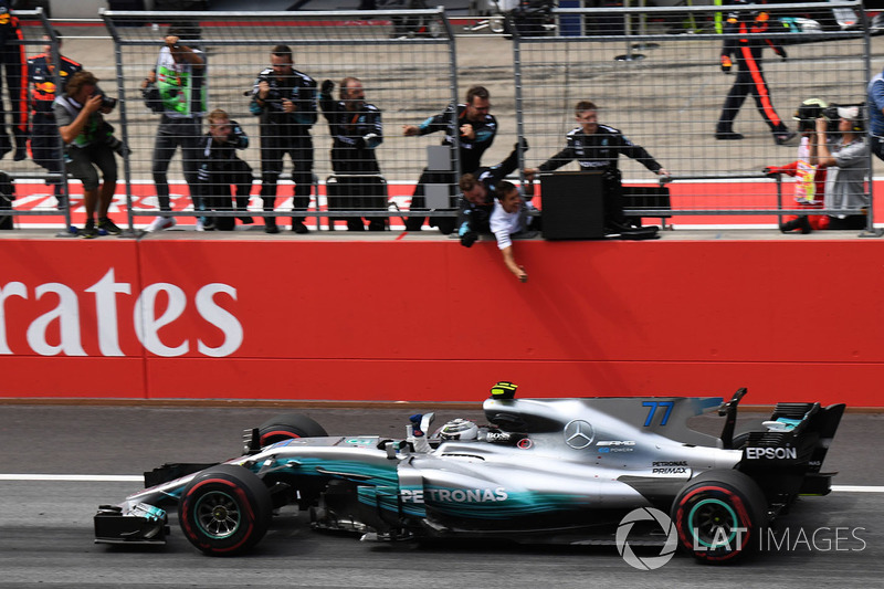 Переможець гонки Валттері Боттас, Mercedes AMG F1 F1 W08, перетинає фінішну лінію