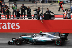 Race winner Valtteri Bottas, Mercedes AMG F1 F1 W08 crosses the line