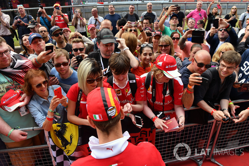 Sebastian Vettel, Ferrari signs autographs for the fans