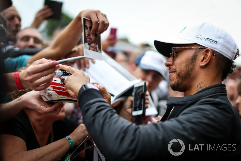 Lewis Hamilton, Mercedes AMG F1 signs autographs for the fans