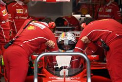 Sebastian Vettel, Ferrari SF70H con el escudo de la cabina