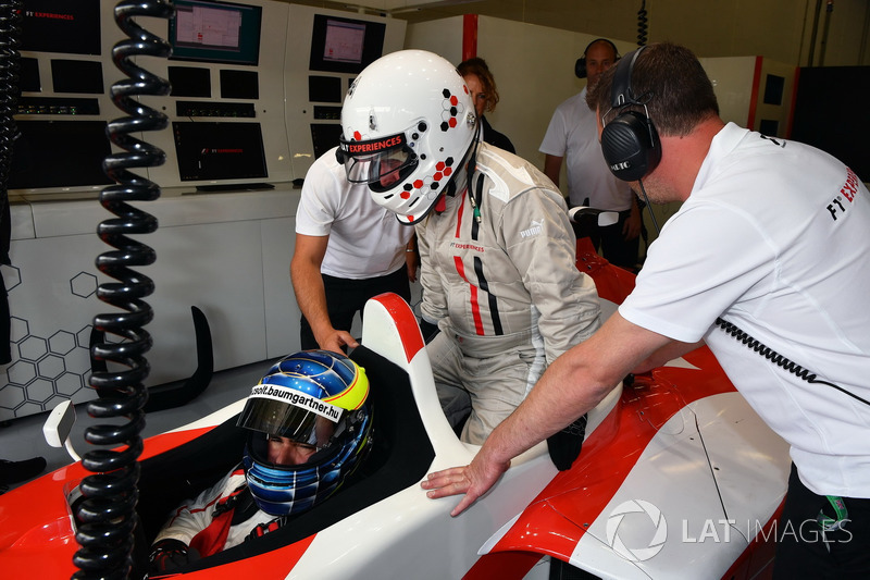 Zsolt Baumgartner, F1 Experiences 2-Seater driver and Kevin Eason, F1 Experiences 2-Seater passenger