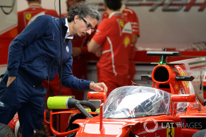 Laurent Mekies, Director de seguridad de la FIA ve el Ferrari SF70-H con el escudo cabina