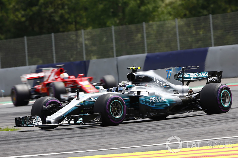 Valtteri Bottas, Mercedes AMG F1 W08, Sebastian Vettel, Ferrari SF70H