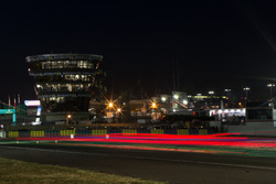 Renn-Action in Le Mans bei Nacht