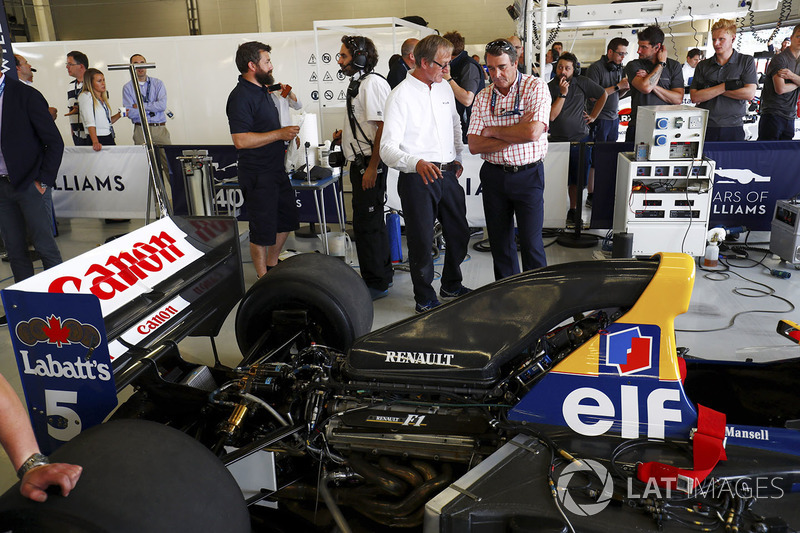 Nigel Mansell and Dickie Stanford stand next to a Williams FW14
