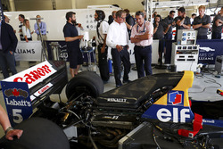 Nigel Mansell and Dickie Stanford stand next to a Williams FW14