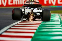 Chispas salen del coche de Lance Stroll, Williams FW40