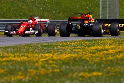 Daniel Ricciardo, Red Bull Racing RB13, passeert terwijl Sebastian Vettel, Ferrari SF70H, spint