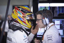 Lewis Hamilton, Mercedes AMG F1, Andrew Shovlin, Chief Race Engineer, Mercedes AMG F1