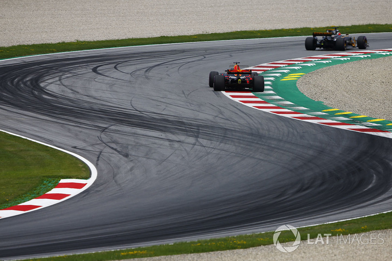 Nico Hulkenberg, Renault Sport F1 Team RS17, Daniel Ricciardo, Red Bull Racing RB13