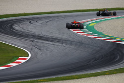 Nico Hulkenberg, Renault Sport F1 Team RS17, Daniel Ricciardo, Red Bull Racing RB13
