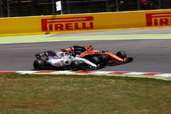 Stoffel Vandoorne, McLaren MCL32, collides, Felipe Massa, Williams FW40