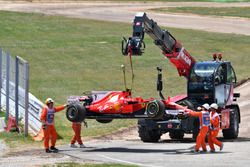 El coche de Kimi Raikkonen, Ferrari SF70H en una grúa