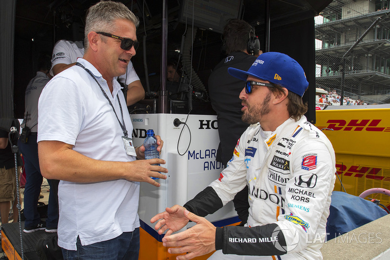 Fernando Alonso, Andretti Autosport Honda talks to Gil de Ferran